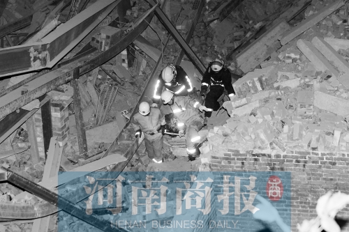 昨晚8點(diǎn)30分，消防員從廢墟中救出一名被埋者