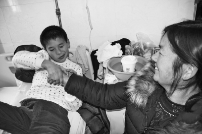 伯母陪小田在醫院接受治療 伯母陪小田在醫院接受治療