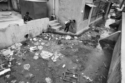 污水溝成了附近的孩子們放學后逗留的場所，十分令人擔憂。