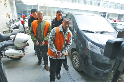 倆刑釋男子，冒充“富二代”，微信搜附近的人，專搶出入娛樂場所女性