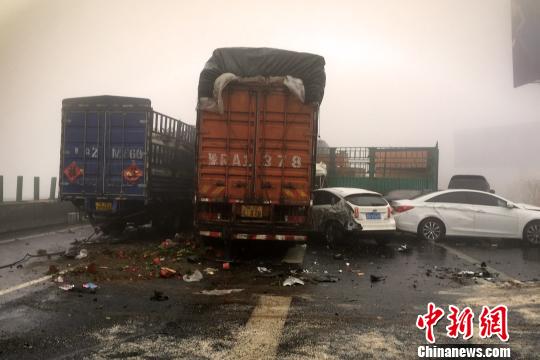 圖為21日，京港澳高速河南段21輛汽車發(fā)生連環(huán)相撞事故現(xiàn)場?！」啤z