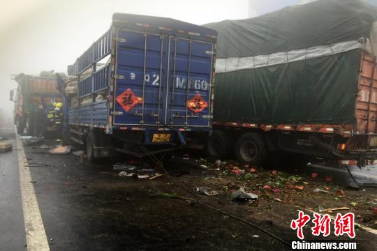 圖為21日，蘭南高速河南段車禍?zhǔn)鹿尸F(xiàn)場一片狼藉?！」啤z