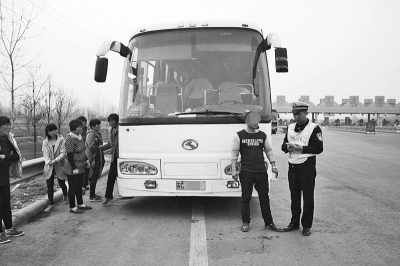 男子套牌搞客運在河南超載被查:撿個駕照換上自己照片 男子套牌搞客運在河南超載被查:撿個駕照換上自己照片