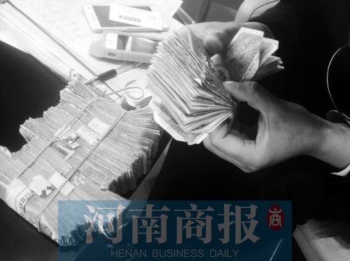 一名店員點(diǎn)了快一個(gè)小時(shí)，只點(diǎn)了一小部分零錢