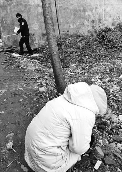 案發現場附近,死者的姐姐在痛哭。 案發現場附近,死者的姐姐在痛哭。