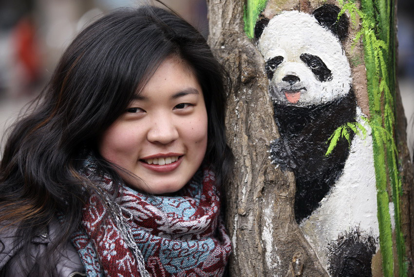 　3月1日，在河北省石家莊市九中街，王月與她的“樹洞畫”作品拍攝合影。