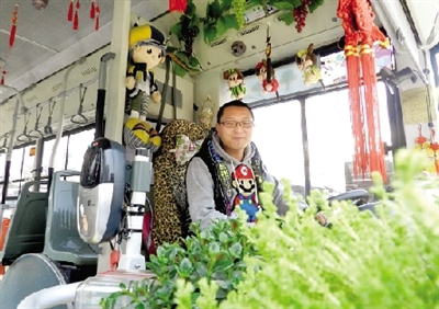 米奇、中國結、流氓兔、綠色植物、各種表情的小豬裝扮車廂