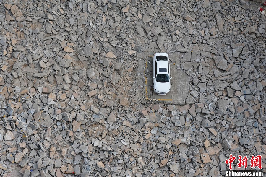太原:施工現場現“釘子車” 車主十余天未現身 太原:施工現場現“釘子車” 車主十余天未現身