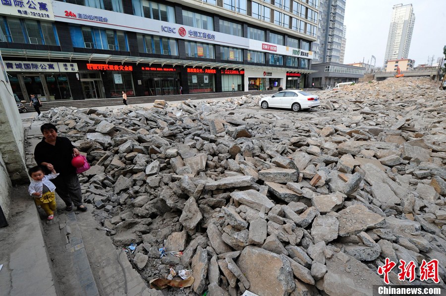 太原:施工現場現“釘子車” 車主十余天未現身 太原:施工現場現“釘子車” 車主十余天未現身