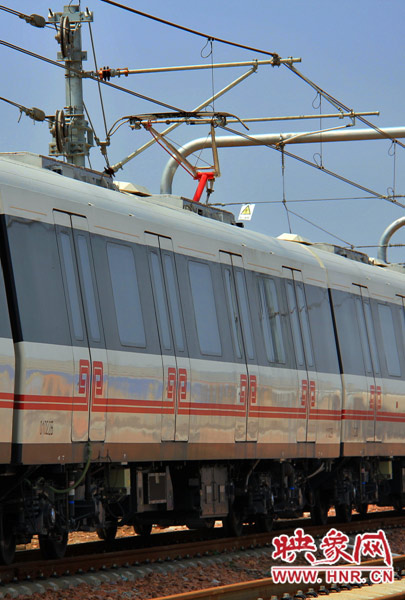 調試中的地鐵，電線已經抬起充電