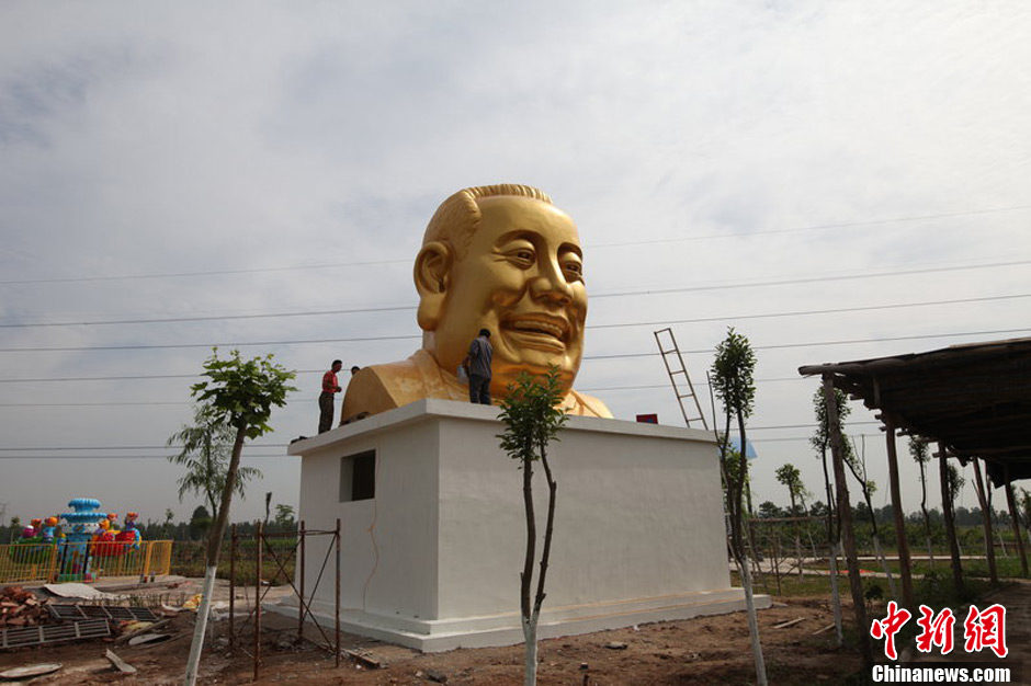 河南洛陽(yáng)“大背頭彌勒佛”低調(diào)重現(xiàn)園內(nèi) 河南洛陽(yáng)“大背頭彌勒佛”低調(diào)重現(xiàn)園內(nèi)