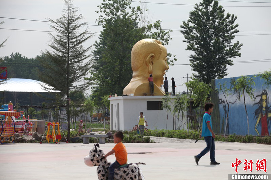 河南洛陽(yáng)“大背頭彌勒佛”低調(diào)重現(xiàn)園內(nèi) 河南洛陽(yáng)“大背頭彌勒佛”低調(diào)重現(xiàn)園內(nèi)