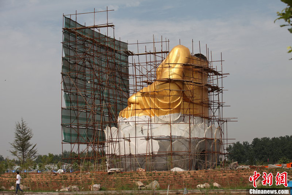 圖為被拆掉頭的雕塑。王友 攝 圖為被拆掉頭的雕塑。王友 攝