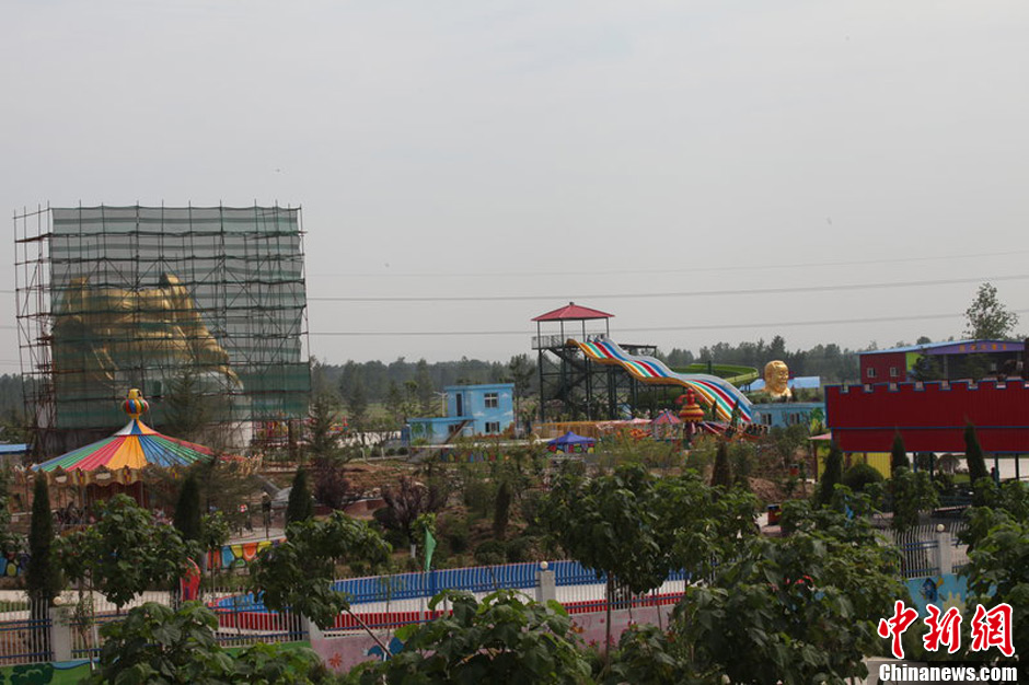 圖為被拆掉頭的雕塑。王友 攝 圖為被拆掉頭的雕塑。王友 攝