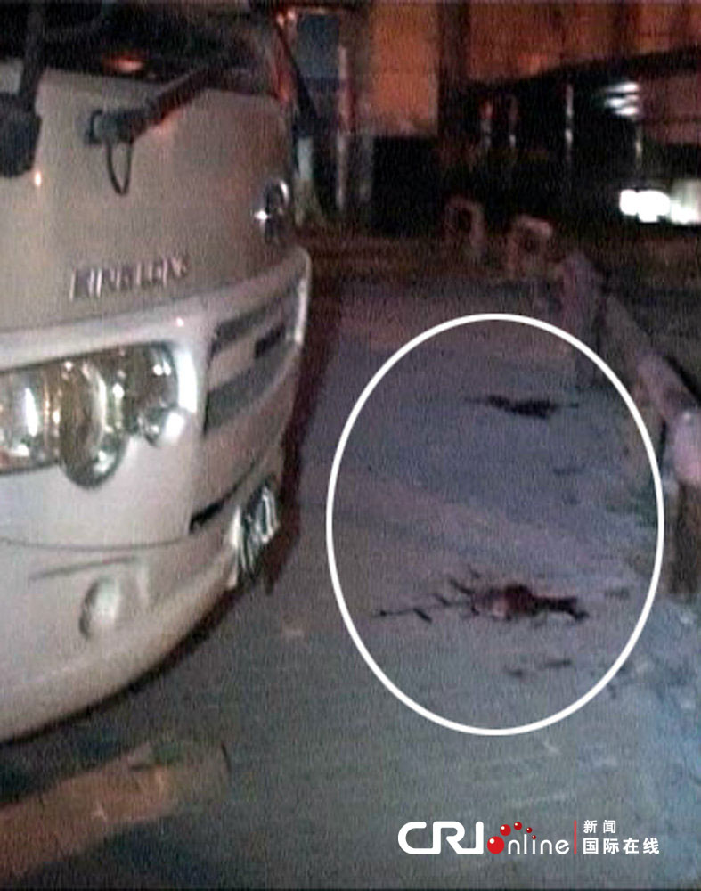 南京一女子當街產嬰 隨后棄子離開 南京一女子當街產嬰 隨后棄子離開