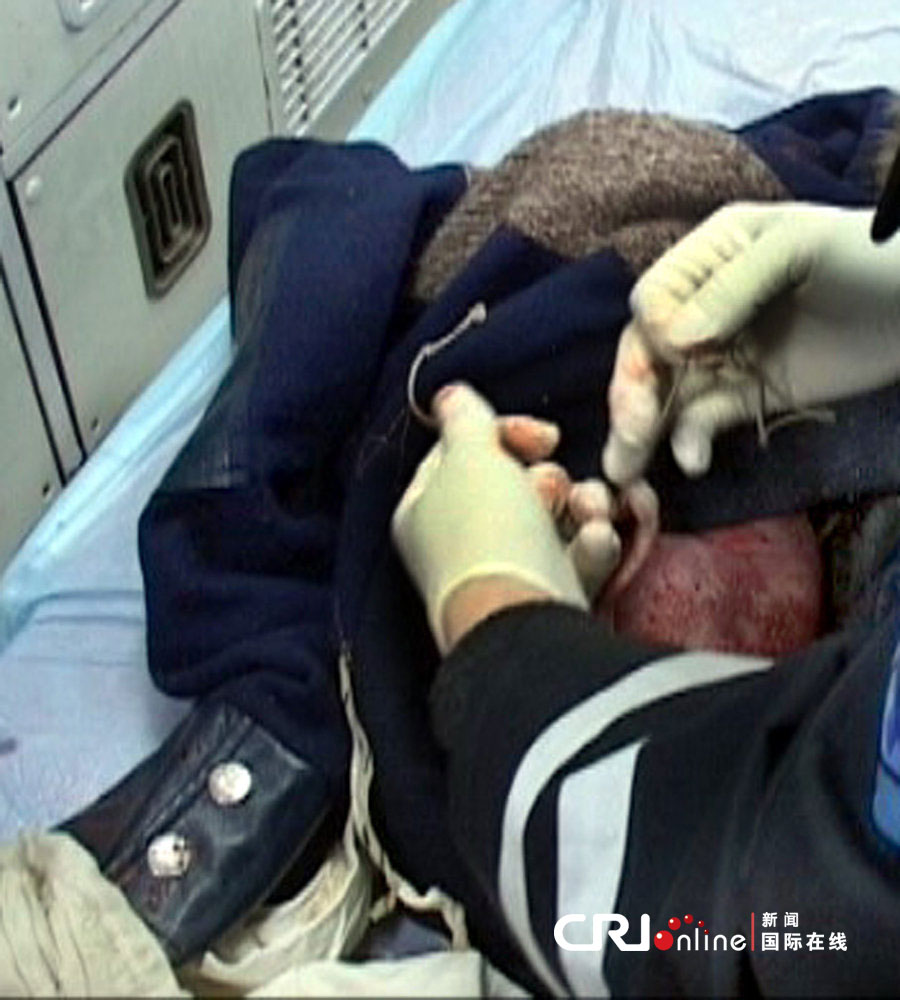 南京一女子當街產嬰 隨后棄子離開 南京一女子當街產嬰 隨后棄子離開