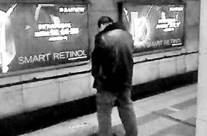 男子在地鐵站內撒尿 完事后淡定離開 男子在地鐵站內撒尿 完事后淡定離開