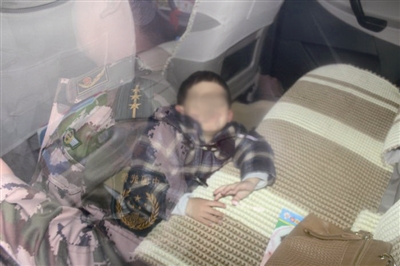 幼童被困車內(nèi) 父母心疼新車不愿砸窗救人(附圖) 幼童被困車內(nèi) 父母心疼新車不愿砸窗救人(附圖)