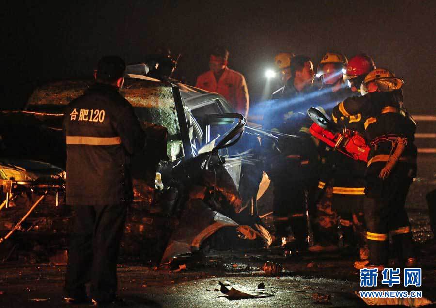 2013年1月9日，合肥，事故現場，兩輛受損車輛已經全部變形