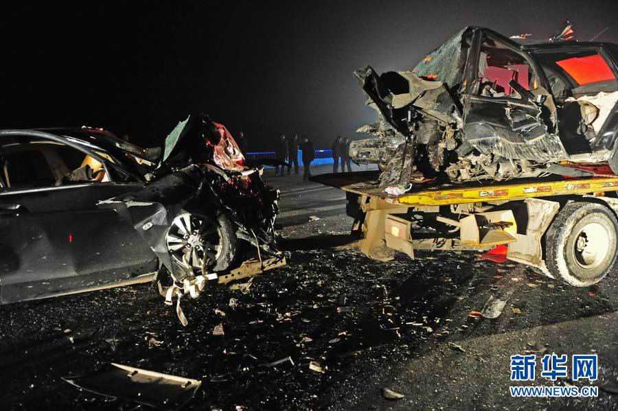 2013年1月9日，合肥，事故現場，兩輛受損車輛已經全部變形