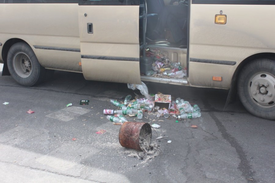 司機夜抵收費站被攔 次日困死車內 司機夜抵收費站被攔 次日困死車內