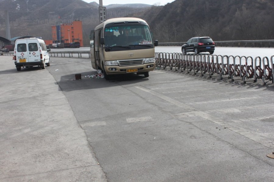 司機夜抵收費站被攔 次日困死車內 司機夜抵收費站被攔 次日困死車內