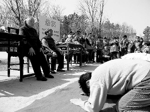 風景區立“懸賞牌”:給父母磕頭全家免門票 風景區立“懸賞牌”:給父母磕頭全家免門票