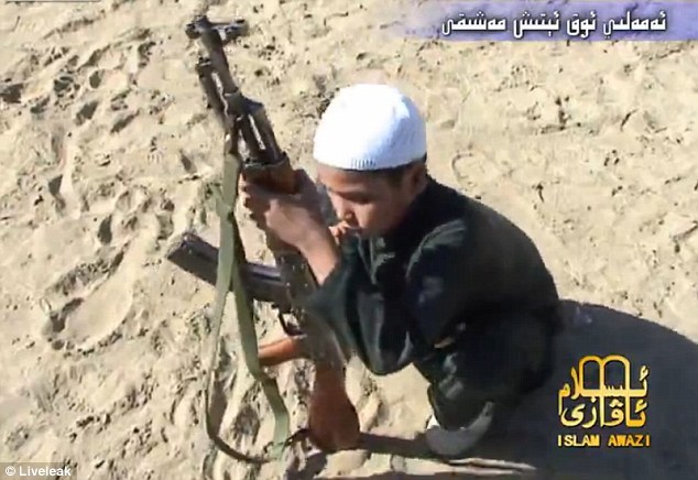 基地組織兒童突擊隊員持AK47射擊訓練 基地組織兒童突擊隊員持AK47射擊訓練