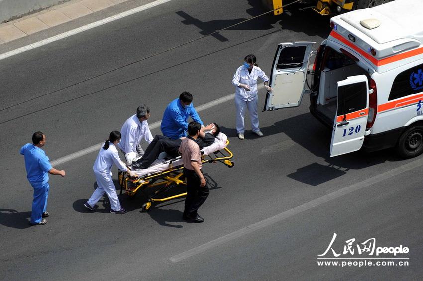 北京大客車追尾碾壓奧迪司機被困車中。