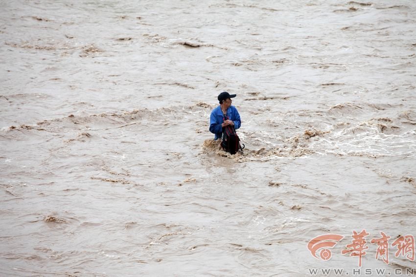 消防官兵試圖將救援的繩索扔到河中央，然而嘗試幾次都失敗。此時，河水已經(jīng)淹沒到四周，男子在一平方米的“