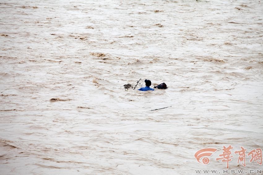 消防官兵試圖將救援的繩索扔到河中央，然而嘗試幾次都失敗。此時，河水已經(jīng)淹沒到四周，男子在一平方米的“