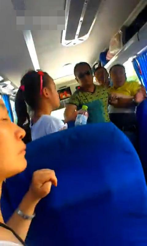 導游持刀逼購物:“不買弄死你” 導游持刀逼購物:“不買弄死你”