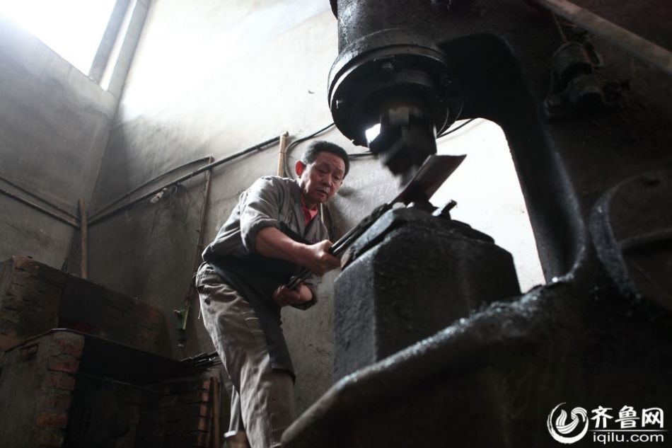 實拍最后的打鐵匠 一把手工菜刀賺六塊錢 實拍最后的打鐵匠 一把手工菜刀賺六塊錢