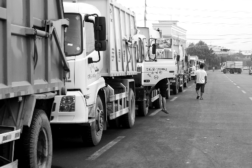 垃圾車排隊(duì)等著卸垃圾,有司機(jī)已等了四五個(gè)小時(shí) 垃圾車排隊(duì)等著卸垃圾,有司機(jī)已等了四五個(gè)小時(shí)