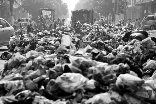 垃圾堆滿整個(gè)路口,環(huán)衛(wèi)工人們正在清理 垃圾堆滿整個(gè)路口,環(huán)衛(wèi)工人們正在清理