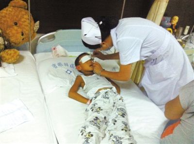 昨日傍晚，山西省眼科醫(yī)院醫(yī)生給斌斌點(diǎn)了兩次“眼藥水”。