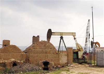 正在作業的揭蓋井,位于定邊縣紅柳溝鎮紅柳溝村。 正在作業的揭蓋井,位于定邊縣紅柳溝鎮紅柳溝村。