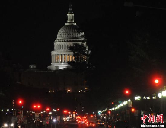 入夜后國(guó)會(huì)山前警燈一片，加強(qiáng)警戒。中新社發(fā) 德永健 攝