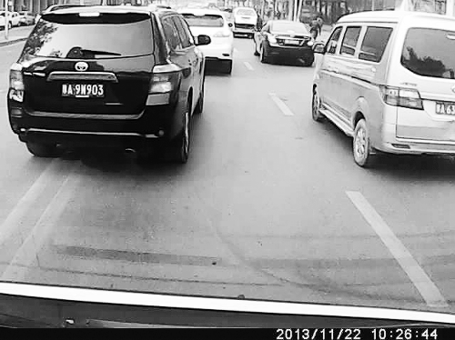 這輛黑色車輛不避讓執(zhí)行緊急任務的救護車，并壓著雙黃線變更車道。唐韜/圖