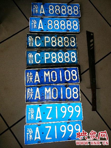 焦作警方下哦那個(gè)一輛奔馳車(chē)后備箱內(nèi)查出四套車(chē)牌.jpg 焦作警方下哦那個(gè)一輛奔馳車(chē)后備箱內(nèi)查出四套車(chē)牌.jpg