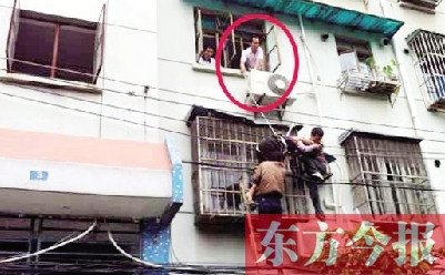 施救現場,劉鵬(圈內)先用繩子捆住老太確保安全 勞動報記者 郭娜 供圖 施救現場,劉鵬(圈內)先用繩子捆住老太確保安全 勞動報記者 郭娜 供圖