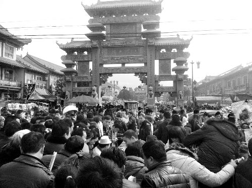 比春運更擠的地方是浚縣廟會(組圖)