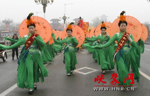 　　3月30日上午,開封市舉行2013中國(guó)(開封)清明文化節(jié)踏春巡游活動(dòng)。　 　　