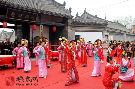 游客參觀清明小長假新推出的本土特色節目《鼓樂迎賓》。 游客參觀清明小長假新推出的本土特色節目《鼓樂迎賓》。