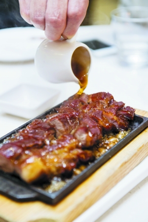 茶餐廳里的經典味道 燒味碟頭飯 茶餐廳里的經典味道 燒味碟頭飯