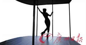 淋病是人類特有的疾病之一，性接觸是主要傳染形式。圖為美國一名性工作者在跳鋼管舞。