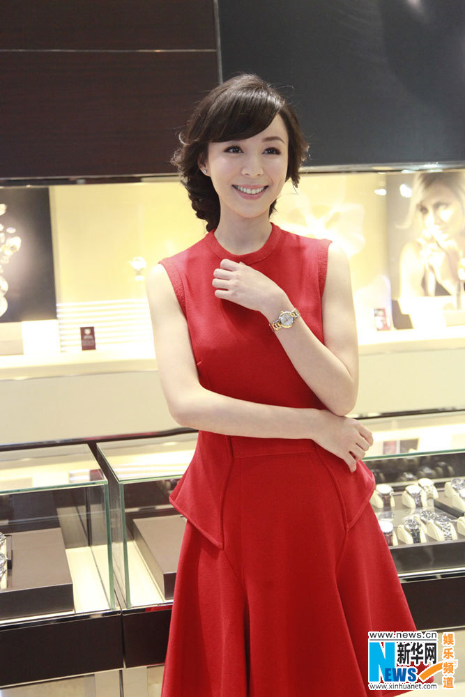 張靜初中國風紅裙亮相 嬌艷俏麗笑容甜美楚楚動人