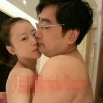 女主播紀(jì)某與國(guó)家檔案局官員范某。 女主播紀(jì)某與國(guó)家檔案局官員范某。