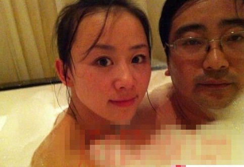 女主播紀(jì)某與國(guó)家檔案局官員范某。 女主播紀(jì)某與國(guó)家檔案局官員范某。