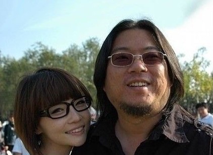高曉松與現(xiàn)任妻子(資料圖) 高曉松與現(xiàn)任妻子(資料圖)
